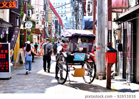 Tourists riding rickshaws touring Asakusa sightseeing spots Tourists riding rickshaws touring Asakusa sightseeing spots 92653838