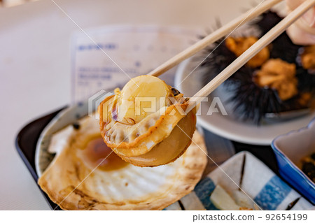 Mutsu Bay scallops held with chopsticks (Aomori City, Aomori Prefecture) Close-up 92654199