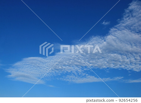 Background material: Scale clouds and summer blue sky Background material: Scale clouds and summer blue sky 92654256