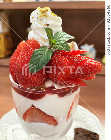 Strawberry parfait with plenty of strawberries 92654266