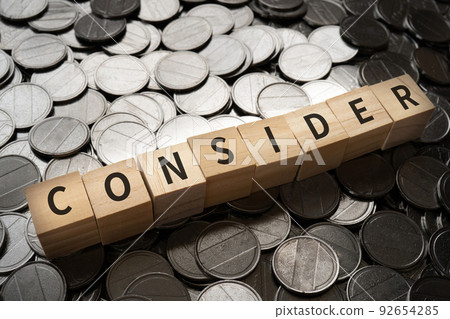 Image of consideration/consideration｜Blocks and coins written as “CONSIDER” 92654285