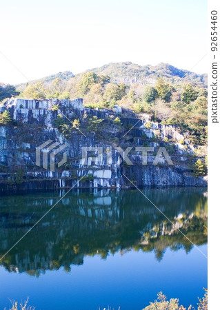 映照著藍天和石切山脈的地圖上沒有的湖泊 笠間市 石切山脈 映照著藍天和石切山脈的地圖上沒有的湖泊 笠間市 石切山脈 92654460