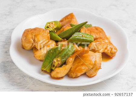 Stir-fried chicken and okra with oyster sauce 92657137