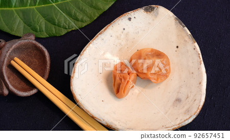 Let's eat one sour pickled plum a day to prevent summer fatigue. 92657451