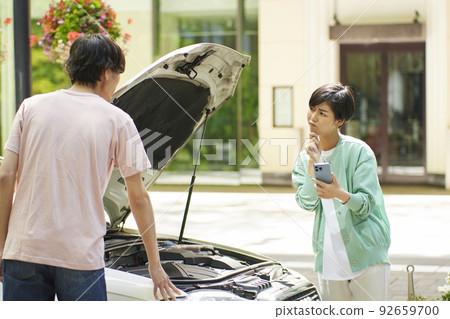 Young woman calling due to car breakdown Young woman calling due to car breakdown 92659700