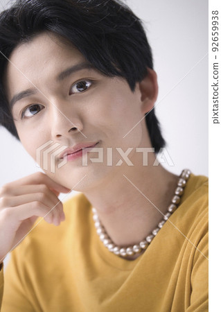 Men's beauty wearing a pearl necklace Men's beauty wearing a pearl necklace 92659938