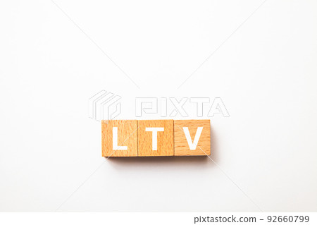 LTV 的特徵。終生價值。終身價值。寫在三個木塊上 LTV 的特徵。終生價值。終身價值。寫在三個木塊上 92660799