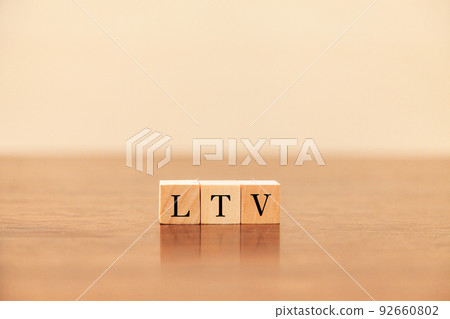 LTV 的特徵。終生價值。終身價值。寫在三個木塊上 LTV 的特徵。終生價值。終身價值。寫在三個木塊上 92660802