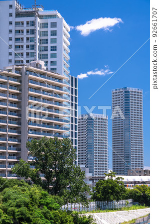 “東京”二子玉川都市風景、住宅區和河床 “東京”二子玉川都市風景、住宅區和河床 92661707