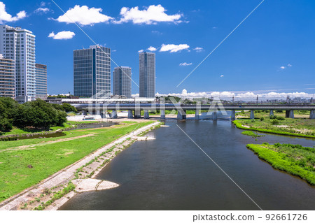 “東京”二子玉川都市風景、住宅區和河床 “東京”二子玉川都市風景、住宅區和河床 92661726