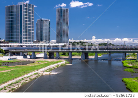 “東京”二子玉川都市風景、住宅區和河床 “東京”二子玉川都市風景、住宅區和河床 92661728