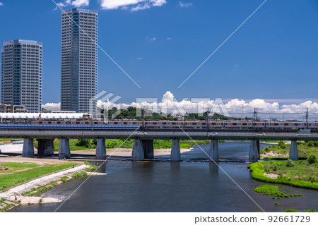 “東京”二子玉川都市風景、住宅區和河床 “東京”二子玉川都市風景、住宅區和河床 92661729