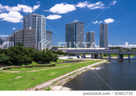 “東京”二子玉川都市風景、住宅區和河床 “東京”二子玉川都市風景、住宅區和河床 92661730