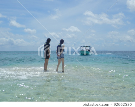 兩名婦女在西表島幻影海灘巴拉蘇島等船 92662580