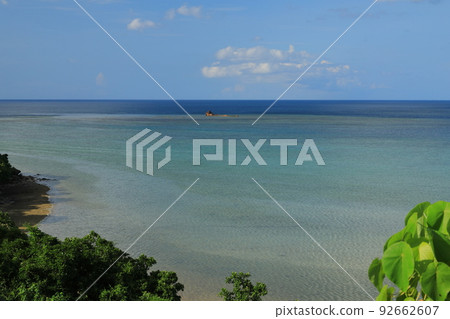 西表島沉船沉沒的美麗鈷藍色海景 92662607