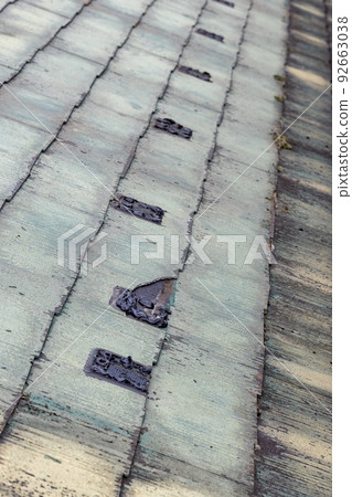 The faded and dirty roof of a 25-year-old detached house 92663038