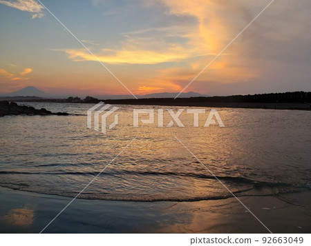 Sunset at the end of the rainy season and Mt. Fuji seen from the beach of Chigasaki Beach in Chigasaki City, Kanagawa Prefecture [July] 92663049