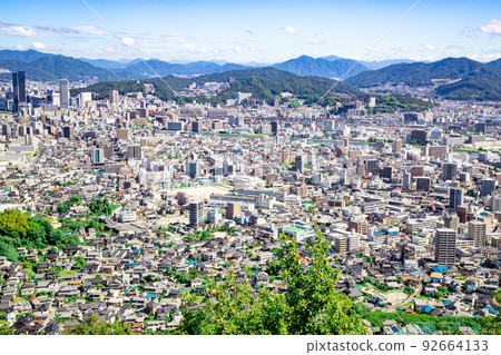 A distant view of the city of Hiroshima. A view of Hiroshima Station and Ozu Town. Shinonome Town, Danbara Town, and Kojin Town are in the foreground. 92664133