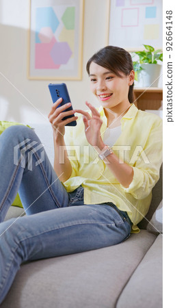 woman use phone 92664148