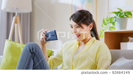 woman use phone 92664149