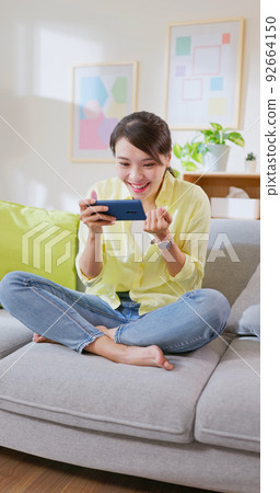 woman use phone 92664150