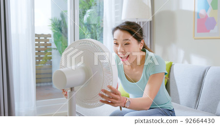 woman feel hot 92664430