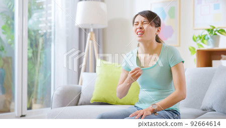 woman feel hot 92664614