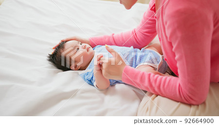 mother with her baby 92664900