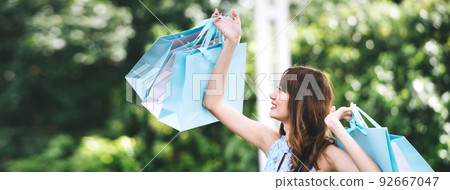 Beautiful smile asian young woman shopping 92667047