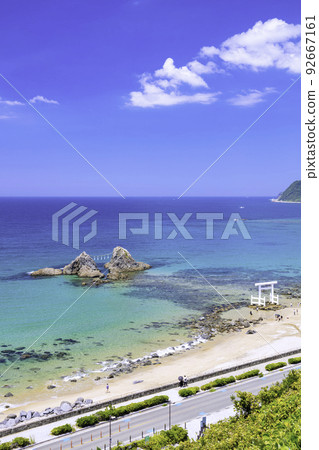 福岡縣糸島市二見浦美麗的大海、白色的鳥居和夫妻岩 福岡縣糸島市二見浦美麗的大海、白色的鳥居和夫妻岩 92667161
