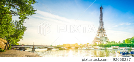 eiffel tour over Seine river 92668287