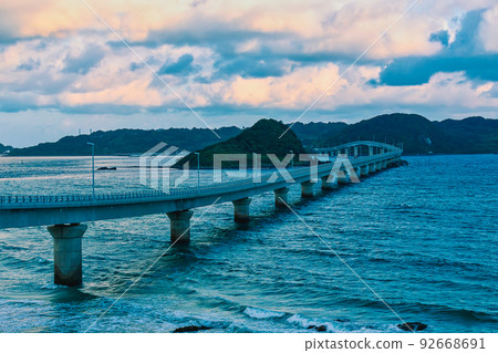 Morning view of Tsunoshima Bridge (Shimonoseki City, Yamaguchi Prefecture) Morning view of Tsunoshima Bridge (Shimonoseki City, Yamaguchi Prefecture) 92668691