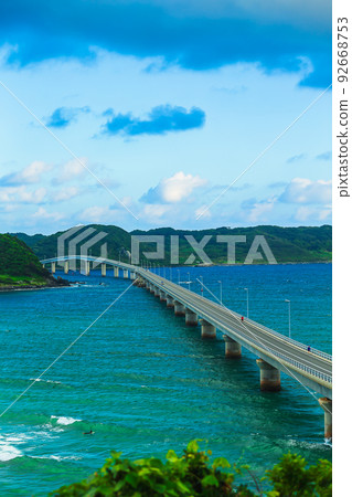 陽光明媚的角島大橋（山口縣下關市） 92668753