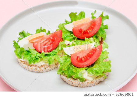 Rice Cake Sandwiches with Tomato, Lettuce and Egg Rice Cake Sandwiches with Tomato, Lettuce and Egg 92669001