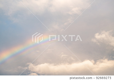 夏日傍晚天空中的彩虹 夏日傍晚天空中的彩虹 92669273