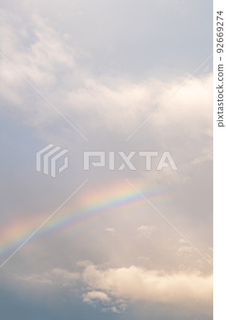 夏日傍晚天空中的彩虹 92669274