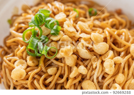 碗裡有醬汁的炒麵 92669288