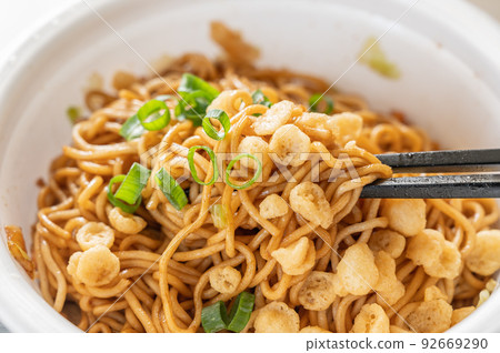 碗裡有醬汁的炒麵 92669290