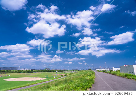 "Tokyo" Blue sky and white clouds, Arakawa riverbed in summer sky 92669485