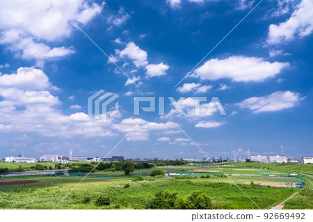 “東京”藍天白雲，夏日天空的荒川河床 92669492