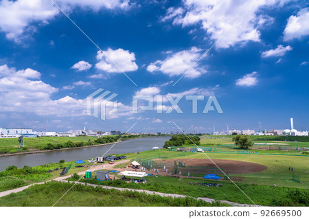 “東京”藍天白雲，夏日天空的荒川河床 92669500