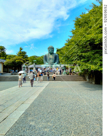 People worshiping the Great Buddha of Kamakura at Kotokuin (distant view) People worshiping the Great Buddha of Kamakura at Kotokuin (distant view) 92669692