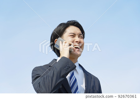 商人在外面用智能手機打電話 92670361