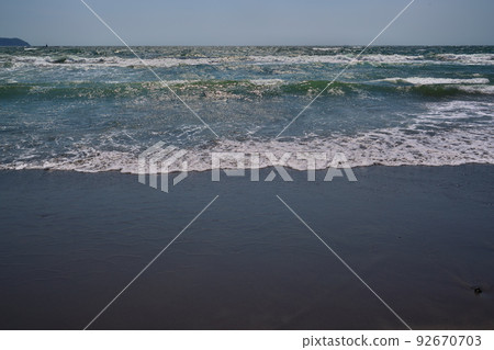 Incoming wave 92670703
