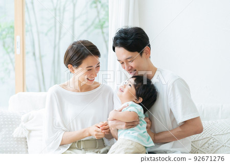 客廳裡微笑的父母和孩子(家庭、家庭、育兒、育兒) 客廳裡微笑的父母和孩子(家庭、家庭、育兒、育兒) 92671276