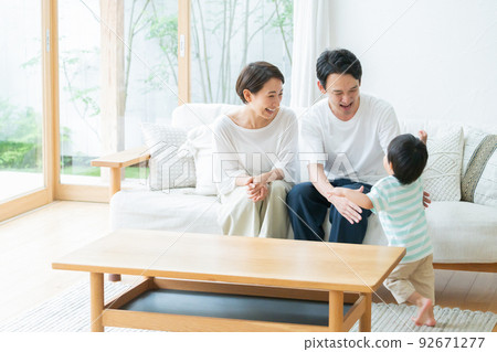 客廳裡微笑的父母和孩子（家庭、家庭、育兒、育兒） 92671277