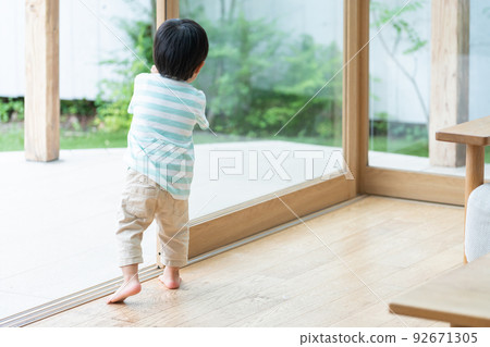 A 2-year-old child who opens the window (childcare, childcare, danger) A 2-year-old child who opens the window (childcare, childcare, danger) 92671305