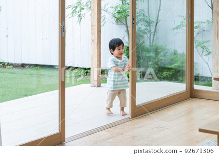 A 2-year-old child who opens the window (childcare, childcare, danger) 92671306