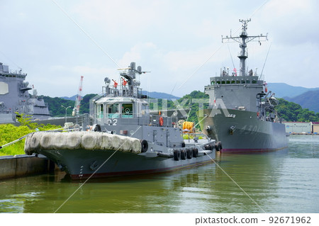 58 型拖船（前景）和多用途支援船 Hiuchi（背景）/海上自衛隊 92671962