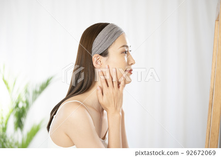 照鏡子的女人 92672069